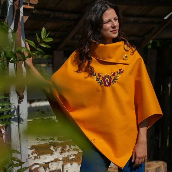 Poncsó okker, magyar hímzett ruha