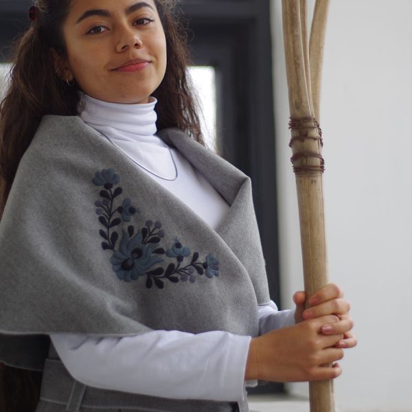 Mellény világosszürke, matyó hímzéses ruha