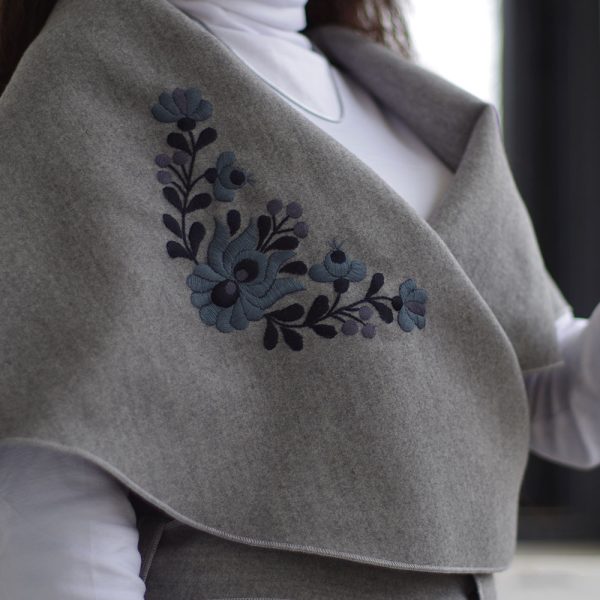 Mellény világosszürke, matyó hímzés ruha