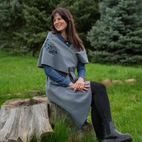 Sötétszürke mellény, modern népi ruhák