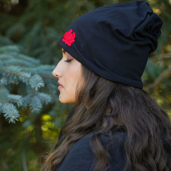 Fekete sapka, modern népi ruhák