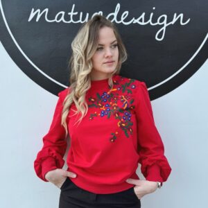 Piros pulóver matyó színekkel